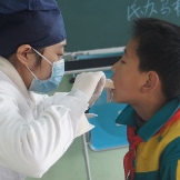 乐苗计划携仁爱医院为民办学校的学生检查牙齿